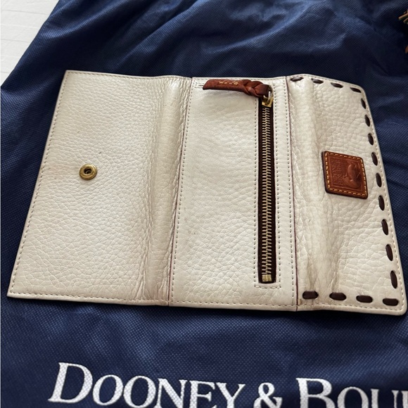 Dooney & Bourke White and Brown Leather Handbag with Wallet - Picture 5 of 6